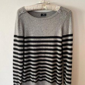 Long sleeved cashmere jumper.